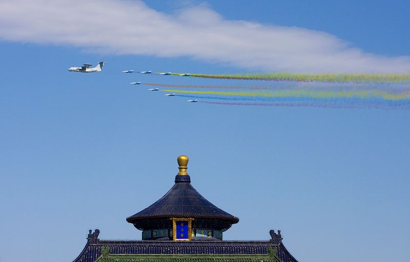 Над площадью Тяньаньмэнь пролетает головная группа самолетов