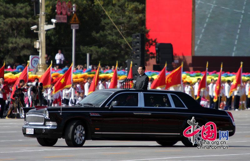 Ху Цзиньтао начал объезд войск, построенных для парада
