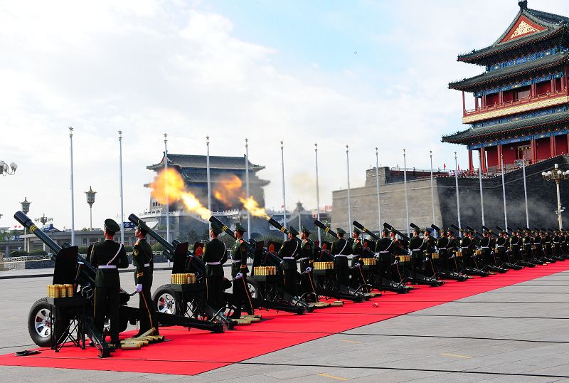 Ритуальные залпы орудий прозвучали на площади Тяньаньмэнь