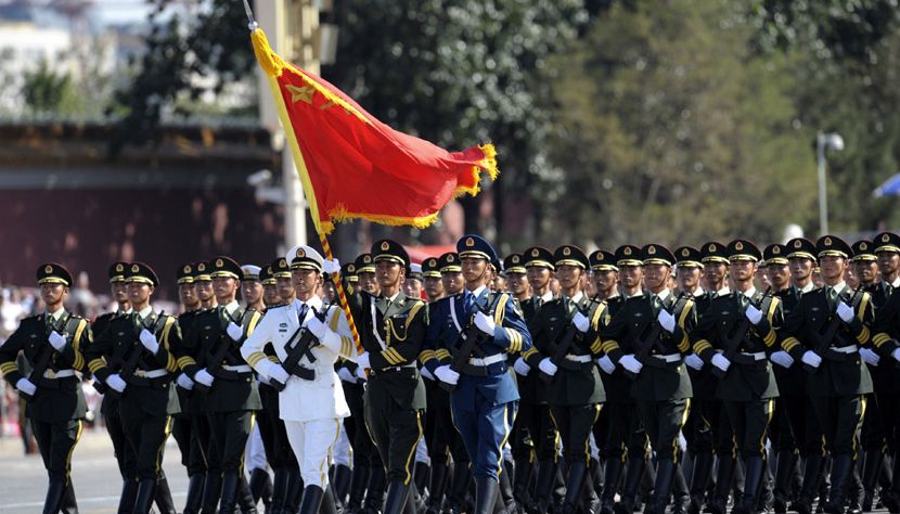 Почетный караул сухопутных сил, ВМС и ВВС проходит по площади Тяньаньмэнь