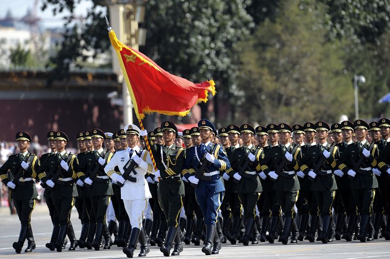 Почетный караул сухопутных сил, ВМС и ВВС проходит по площади Тяньаньмэнь 