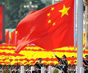 На площади Тяньаньмэнь поднят государственный флаг КНР