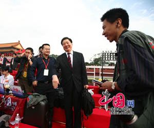 Начальник Управлении издательства литературы на иностранных языках Китая навещает работников на месте прямой трансляции торжества в честь 60-летия КНР