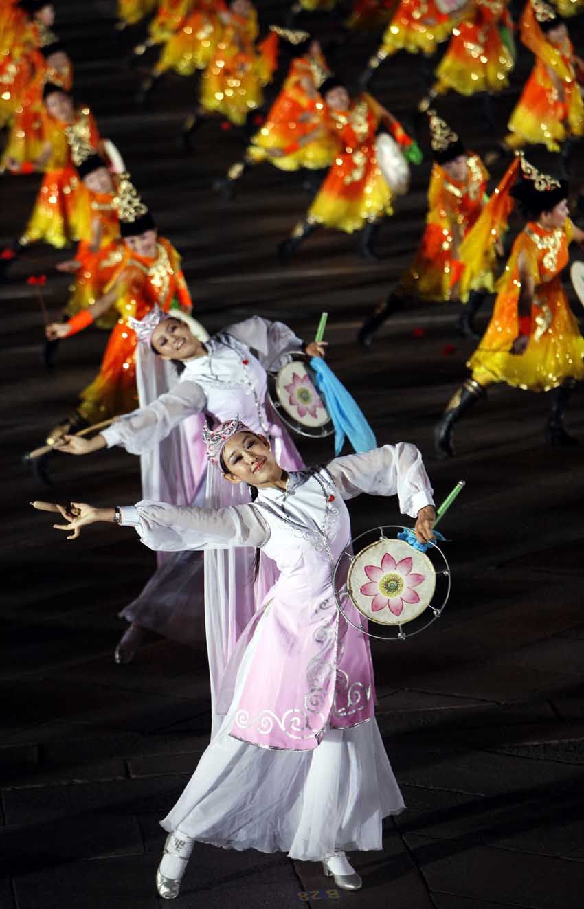 На фестивале, посвященном 60-летию КНР, артисты выступают с танцами нацменьшинств