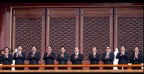 Руководители Китая и ЦК КПК поднялись на трибуну Тяньаньмэнь