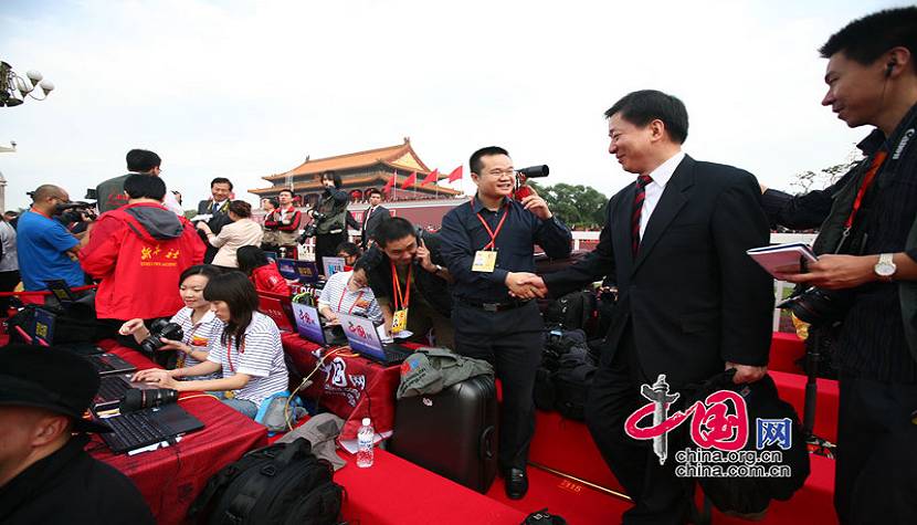 Начальник Управлении издательства литературы на иностранных языках Китая навещает работников на месте прямой трансляции торжества в честь 60-летия КНР.