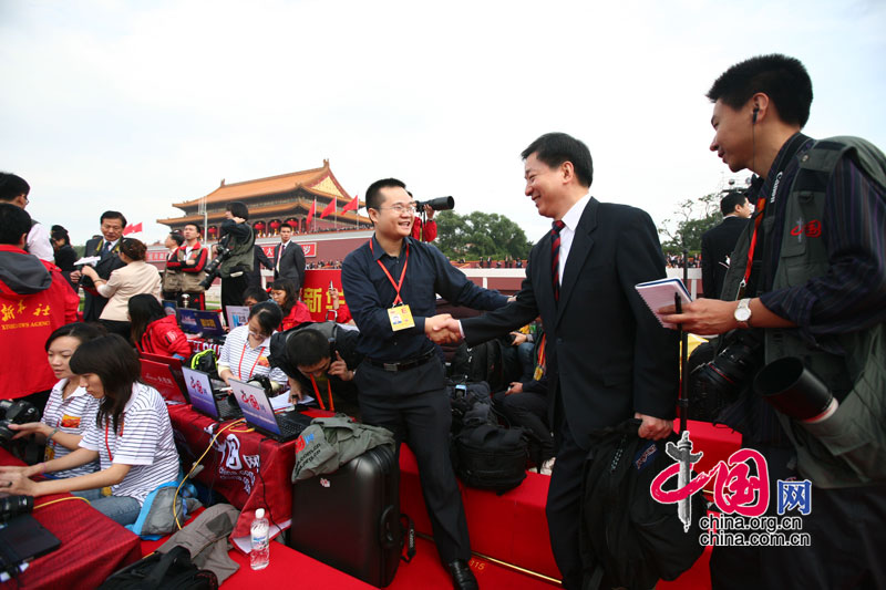 Начальник Управлении издательства литературы на иностранных языках Китая навещает работников на месте прямой трансляции торжества в честь 60-летия КНР