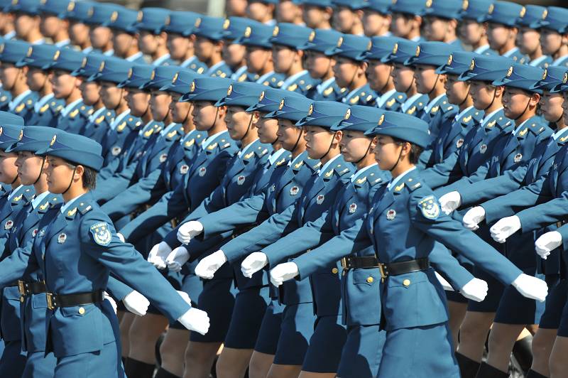 Через площадь Тяньаньмэнь проходит колонна женщин-военнослужащих НОАК