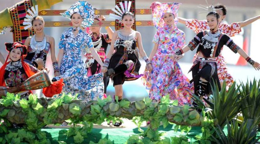 Представители разных национальностей Китая в рамках парада