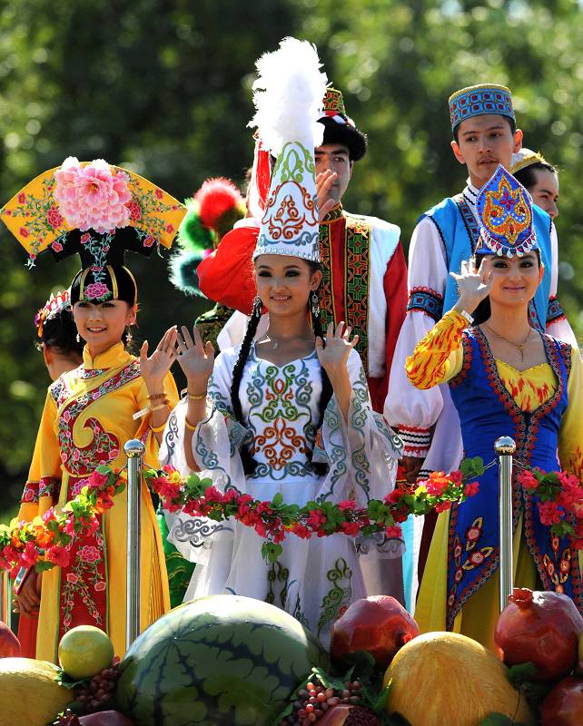Представители разных национальностей Китая в рамках парада 