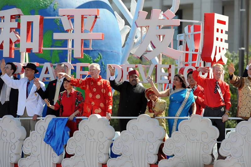 Иностранные друзья Китая на специальной платформе парада