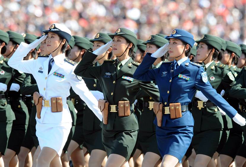 Через площадь Тяньаньмэнь проходит колонна женщин-военнослужащих НОАК