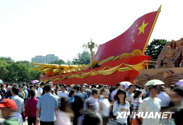 Празднично украшенные машины выставлены на площади Тяньаньмэнь