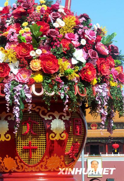 Огромная корзина цветов на площади Тяньаньмэнь