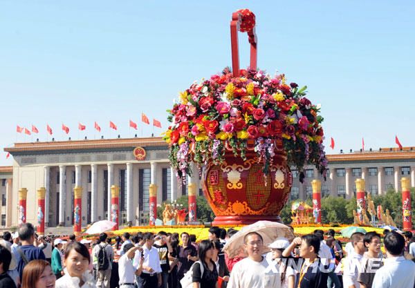 Огромная корзина цветов на площади Тяньаньмэнь