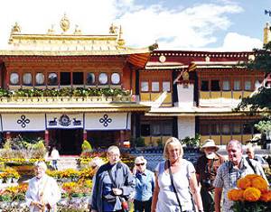 Число посетивших Тибет китайских и зарубежных туристов в первые три праздничных дня составило около 110 тыс чел/раз