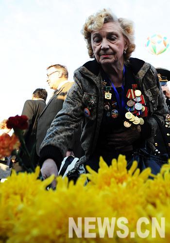 В городе Суйфэньхэ состоялась церемония открытия памятника 'Посланник дружбы и мира' в память Галины Дубеевой