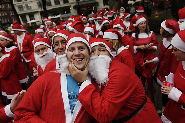 В Великобритании состоялся забег людей, одетых в костюмы Санта-Клауса 