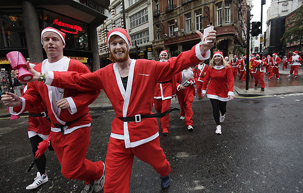 В Великобритании состоялся забег людей, одетых в костюмы Санта-Клауса 