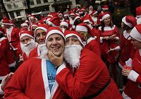 В Великобритании состоялся забег людей, одетых в костюмы Санта-Клауса