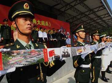 Выпущена десятиметровая открытка, посвященная военному параду в честь 60-летия КНР