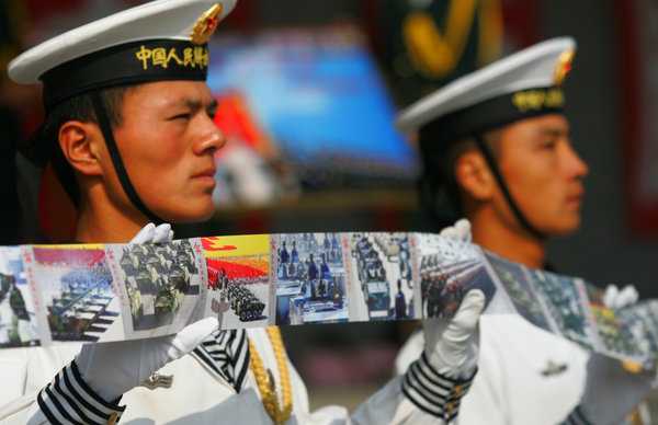 Выпущена десятиметровая открытка, посвященная военному параду в честь 60-летия КНР 
