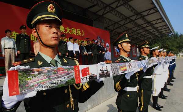 Выпущена десятиметровая открытка, посвященная военному параду в честь 60-летия КНР 