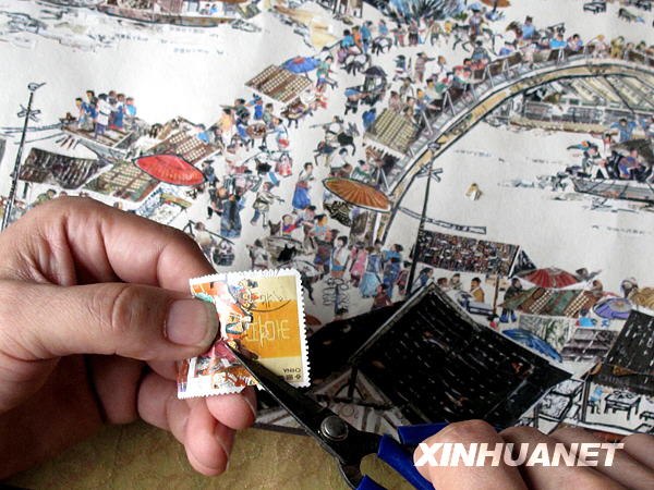 В городе Ухань из 7000 марок была составлена картина «Праздник Цинмин на реке Бяньхэ»