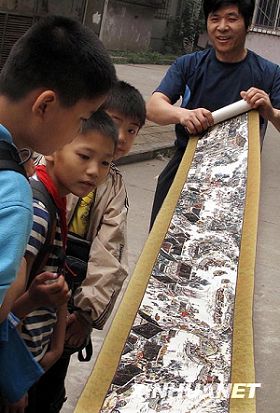 В городе Ухань из 7000 марок была составлена картина «Праздник Цинмин на реке Бяньхэ» 