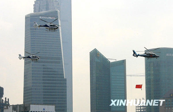 Шанхай: демонстрация вертолетов с государственным флагом