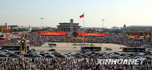 Площадь Тяньаньмэнь встретила массовых туристов