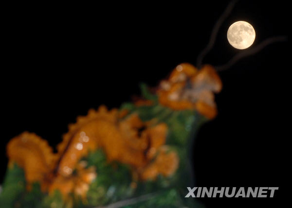Фотографии Луны в Праздник Середины осени в разных местах