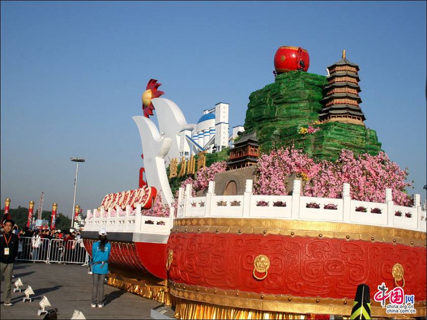 Украшенные в честь 60-летия КНР автомашины на площади Тяньаньмэнь
