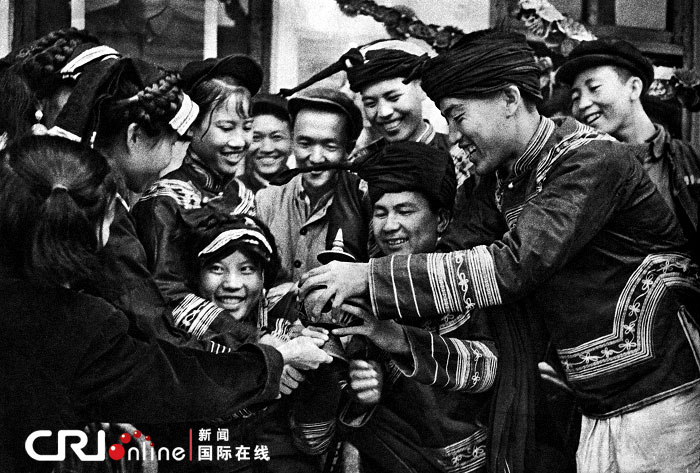 В Пекине открылась фотовыставка «56 китайских национальностей с 1949 по 2009 годы» 6