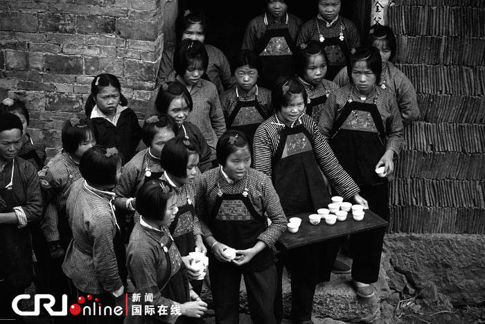 В Пекине открылась фотовыставка «56 китайских национальностей с 1949 по 2009 годы» 8