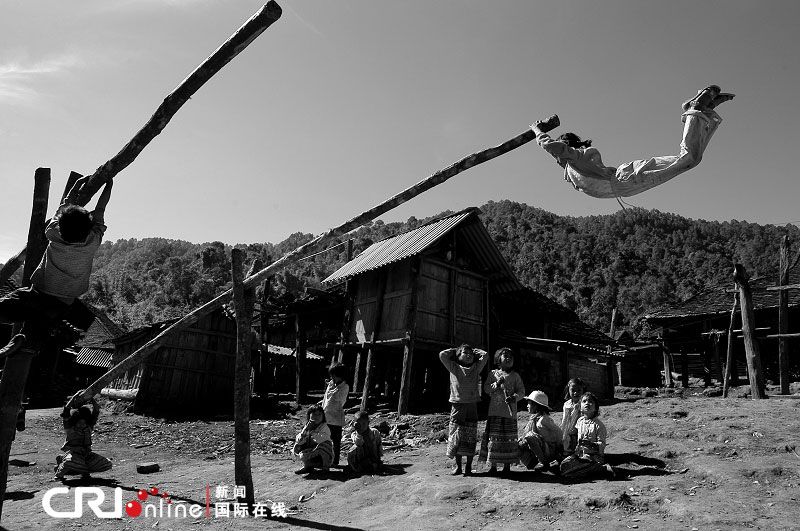 В Пекине открылась фотовыставка «56 китайских национальностей с 1949 по 2009 годы» 23