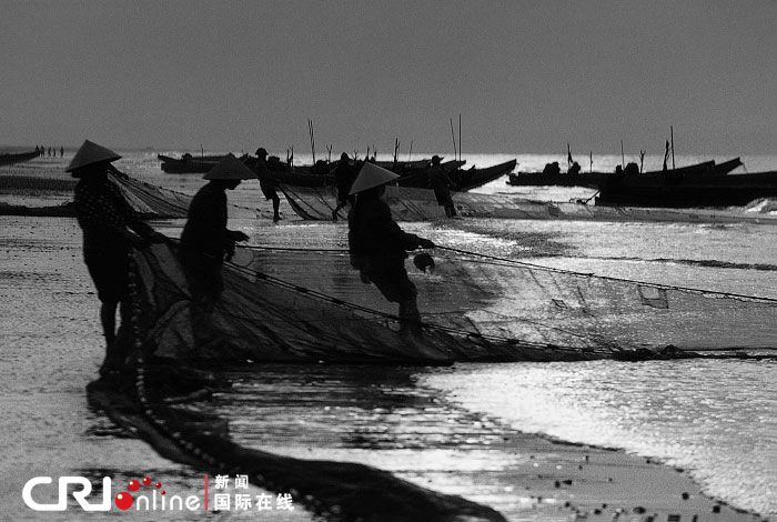 В Пекине открылась фотовыставка «56 китайских национальностей с 1949 по 2009 годы» 48