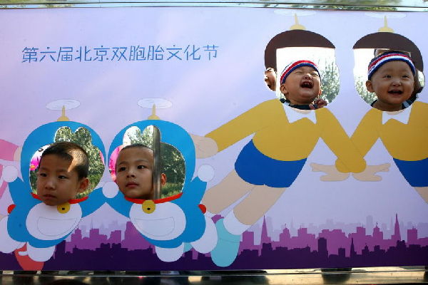 В фестивале близнецов в Пекине приняли участие 500 пар близнецов 