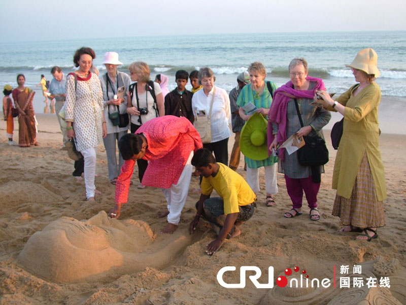 Индийский художник с помощью песчаных скульптур привлек внимание общественности к проблеме глобального потепления 