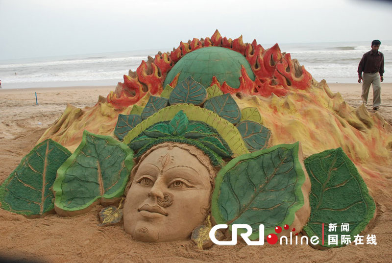 Индийский художник с помощью песчаных скульптур привлек внимание общественности к проблеме глобального потепления 