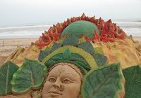 Индийский художник с помощью песчаных скульптур привлек внимание общественности к проблеме глобального потепления