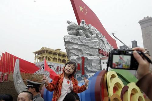 Десятки тысяч людей на площади Тяньаньмэнь под дождем прощались с украшенными автомашинами