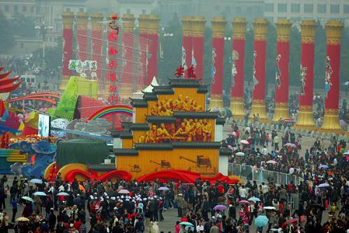 Десятки тысяч людей на площади Тяньаньмэнь под дождем прощались с украшенными автомашинами