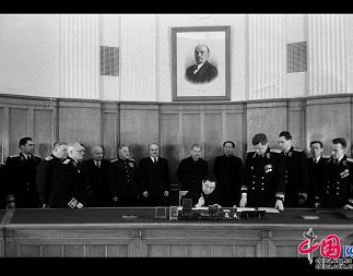 На выставке документов, посвященной истории китайско-советских отношений в период с 1949 по 1955 годы, показаны ценные фотографии