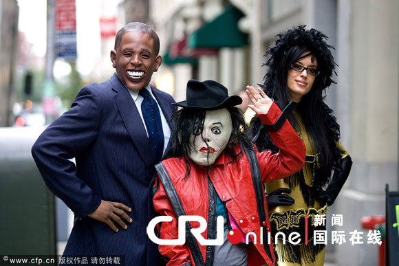 На Манхеттене появились люди в масках Майкла Джексона, Леди Гага и Барака Обамы