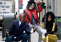 На Манхеттене появились люди в масках Майкла Джексона, Леди Гага и Барака Обамы