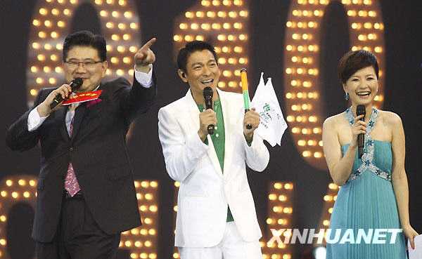 Китайские звезды шоу-бизнеса песнями встречают ЭКСПО-2010 