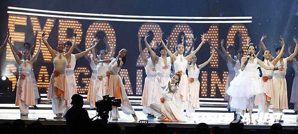 Китайские звезды шоу-бизнеса песнями встречают ЭКСПО-2010 