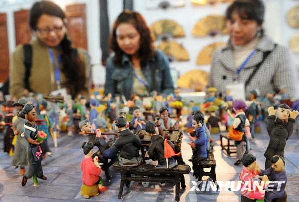 В городе Куньмин провинции Юньнань выставлена одна тысяча фигурок из теста 