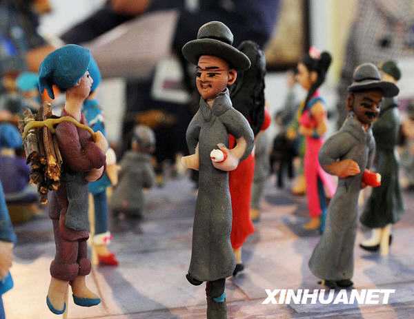 В городе Куньмин провинции Юньнань выставлена одна тысяча фигурок из теста 